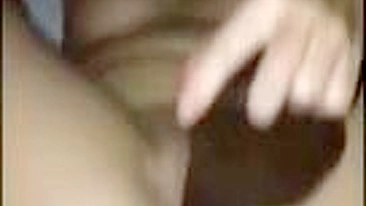 Mãe Se Masturbando em Casa com Dildos Pretos Grandes