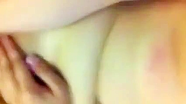 Novinha Se Masturbando Leva Gozada na Cara com Consolo Fodendo!