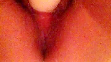 Buceta Peluda Amadora Fodendo Consolo Grande em Sessão de Masturbação Caseira!