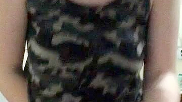 Garota Universitária Gozando com Dildo Gigante pela Primeira Vez!