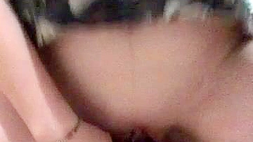 Garota Universitária Gozando com Dildo Gigante pela Primeira Vez!