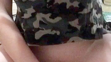 Garota Universitária Gozando com Dildo Gigante pela Primeira Vez!