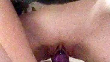 Garota Universitária Gozando com Dildo Gigante pela Primeira Vez!