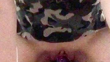 Garota Universitária Gozando com Dildo Gigante pela Primeira Vez!