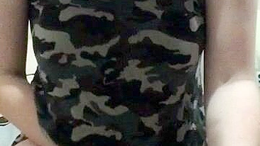 Garota Universitária Gozando com Dildo Gigante pela Primeira Vez!