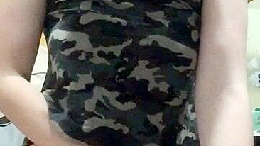 Garota Universitária Gozando com Dildo Gigante pela Primeira Vez!