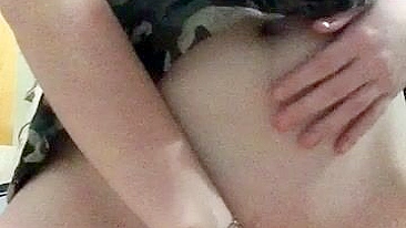 Garota Universitária Gozando com Dildo Gigante pela Primeira Vez!