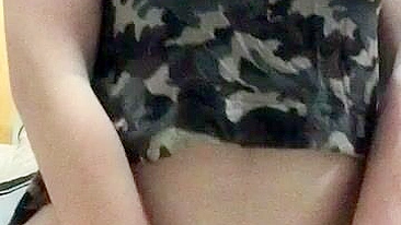 Garota Universitária Gozando com Dildo Gigante pela Primeira Vez!