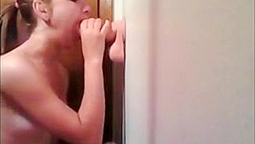 Masturbação Caseira Universitária Amadora com Boquete e Consolo