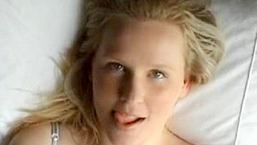 Loira Universitária Adolescente se Masturbando em Casa e Gozando! #Orgasmo