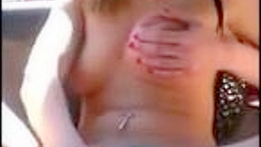 Loirinha Amadora se Masturbando em Público com Buceta Apertada e Gozada