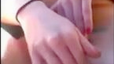 Loirinha Amadora se Masturbando em Público com Buceta Apertada e Gozada