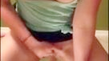 Morena Gostosa Gozando Squirting com Peitões e Consolo!