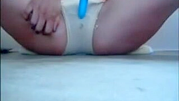 Novinha da Facul em Masturbação Caseira com Consolo e Gozada Molhada