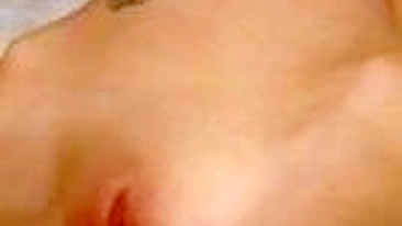 Teens Amadoras se Masturbando com Vibradores e Consolos Caseiros