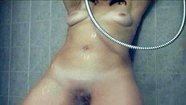 Amadora Latina se Masturba no Chuveiro com Dedos e Orgasmo