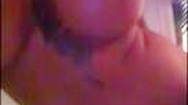 Gostosa Peituda em Aventura Solo com Brinquedos Sexuais