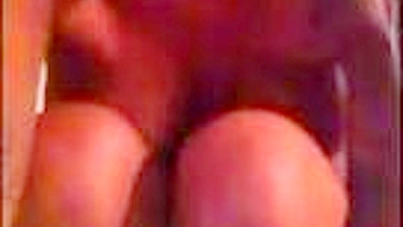 Gostosa Peituda em Aventura Solo com Brinquedos Sexuais