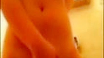 Novinha Peituda em Sessão de Masturbação Caseira