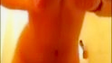 Novinha Peituda em Sessão de Masturbação Caseira