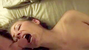 Loira da facul se masturbando com brinquedos e levando porra na boca