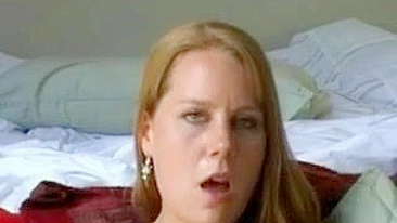 Ruiva Amadora Gozando no Rosto em Masturbação Caseira