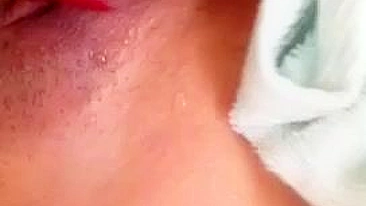 Asiática novinha caseira com dildo esguichando e gozando