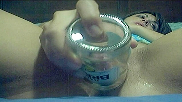 Orgasmo Caseiro de Novinha Fodendo com Garrafa e Dildo!