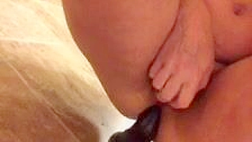 MILF Mamãe Brincando no Cu com Dildo e Gemendo Alto!