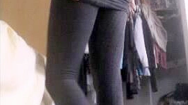 Negra Amadora Provoca com Peitões e Pernas Gostosas em Selfies Caseiras