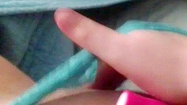 Gatinha da Facul se Masturbando de Calcinha com Vibrador e Dedinhos