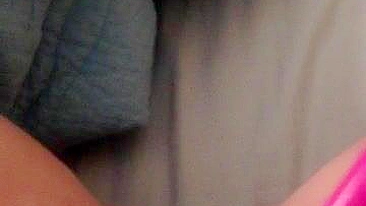 Gatinha da Facul se Masturbando de Calcinha com Vibrador e Dedinhos