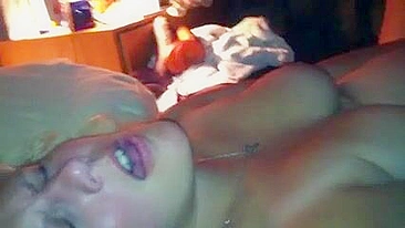 MILF se Masturba com Dildo Preto Grande Sonhando com Pauzão Preto!