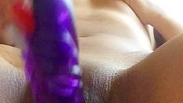 Asiática Amadora Se Masturbando em Casa com Buceta Raspada e Peitinhos