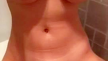Amadora Peituda Provoca Buceta Peluda com Dedos em Vídeo Caseiro