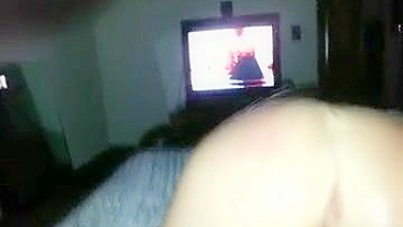 MILF Mamãe Enfiando Plug no Cu e Brincando com Vibrador