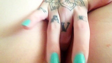 Amadora Dedando Buceta Apertadinha Depilada e Molhada em Close Caseiro