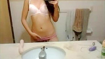 Novinha Asiática Miúda se Masturba com Consolo Grande em Selfie Caseira!