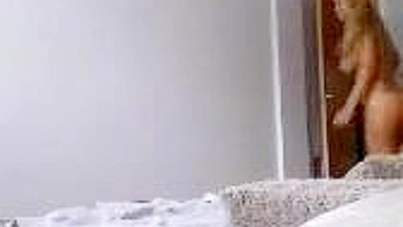 Loirinha teen da faculdade se masturbando com peitões naturais e dildo!