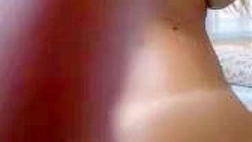 Loirinha teen da faculdade se masturbando com peitões naturais e dildo!