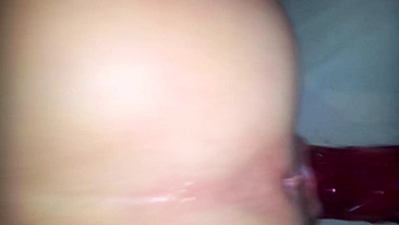 Namorada Amadora se Masturba com Consolo Gigante e Brinquedos Caseiros