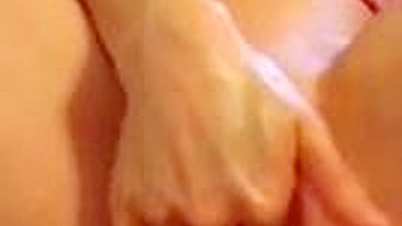 Asiática Morena em Masturbação Caseira com Fisting e Squirt!