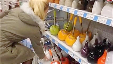 Loira Exibida se Masturbando em Público com Meia-Calça e Meias!