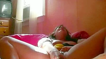 Morena de Uniforme se Masturbando com Vibrador e Gozando Gostoso!