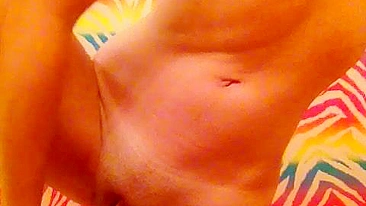 Novinha Miúda Se Masturba com Escova no Banho