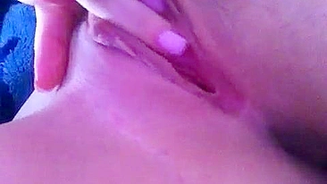 Novinha masturbando xoxota raspada e dedilhando garota jovem