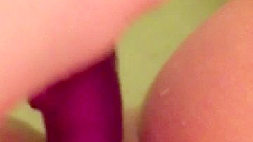Amadora Se Masturbando com Brinquedos na Buceta Apertada e Molhada