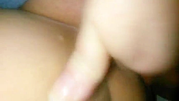 Amadora Gordinha em Masturbação Caseira com Gozada Espirrando