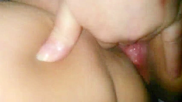 Amadora Gordinha em Masturbação Caseira com Gozada Espirrando