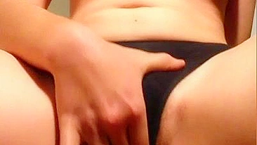 Novinha da Facul Se Masturbando em Casa com Peitões e Buceta Peluda!